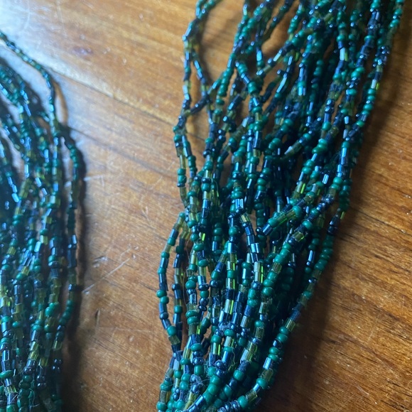Multi layer beaded green necklace - Picture 3 of 3